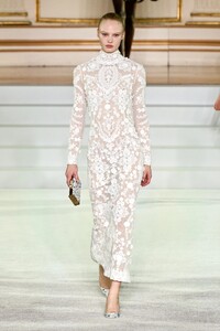 00034-carolina-herrera-fall-2023-ready-to-wear-credit-gorunway.thumb.jpg.442f8f4f016fa8fe07f5d154e400144f.jpg