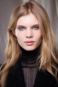 00042-givenchy-fall-2023-ready-to-wear-beauty-credit-gorunway.thumb.jpg.13b0a4776b5cda1f6ca4ffa46e958ef5.jpg
