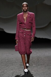 00044-chanel-fall-2023-ready-to-wear-credit-gorunway.thumb.jpg.098dbf25bf104f9e3c1d599f9cad2900.jpg