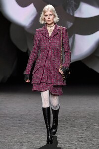 00045-chanel-fall-2023-ready-to-wear-credit-gorunway.thumb.jpg.4e7b58d559d4837c47193ad0d866e09e.jpg