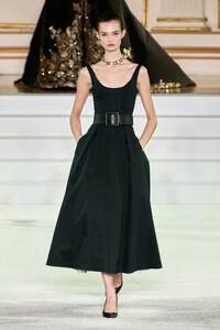 00048-carolina-herrera-fall-2023-ready-to-wear-credit-gorunway.thumb.jpg.507c0a26de0f974f02a50f754c8dfde7.jpg