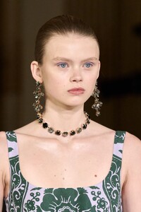 00058-carolina-herrera-fall-2023-ready-to-wear-detail-credit-gorunway.thumb.jpg.7edbd2060584f96af7d0a8556895b4ff.jpg
