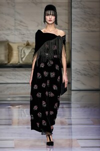 00072-giorgio-armani-fall-2023-ready-to-wear-credit-gorunway.thumb.jpg.8111fa94c786a762abb5607ff41f2ee9.jpg