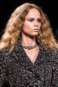 00075-chanel-fall-2023-ready-to-wear-details-credit-gorunway.thumb.jpg.82e3110994d5b53a3e91b5793153c7c3.jpg