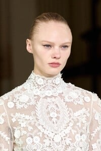 00084-carolina-herrera-fall-2023-ready-to-wear-detail-credit-gorunway.thumb.jpg.7186c0c46a64df9230627d0585192658.jpg