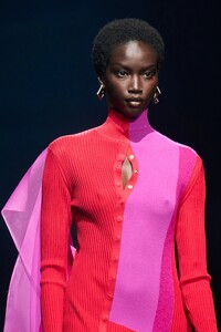 00105-fendi-details-fall-2023-ready-to-wear-credit-gorunway.thumb.jpg.292f1f5c9581305bfb7654c82a9a0779.jpg