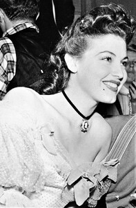 1941AvaGardneratacostumeparty.thumb.jpg.87b784635366abc5f7397e252537a235.jpg