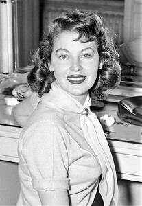 1947AvaGardnerattheNewsColorStudio.thumb.jpg.160c7914d1e2c75e972d1acd13e959e5.jpg