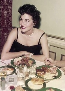 1952marondaviespartyLA.thumb.jpg.d390f52fe47d48aa14c9450d81032655.jpg