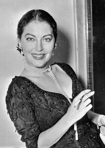 1954 Ava Gardner at a press reception at the Savoy Hotel, London, 1954+.jpg