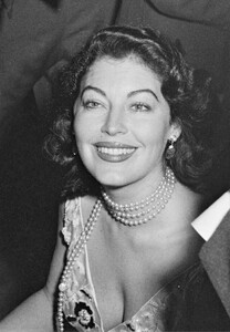 1955AvaGardnersigningautographsinBerlinGermany3rdJanuary1955.thumb.jpg.06bc0740565a0110ab916c6292c4420a.jpg