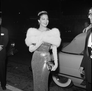 20110107202405-avaarrives-at-premiere.jpg