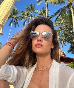 [2024.02.01] alessandraambrosio_424982646_18414794311000670_2469099821201787660_n.jpg