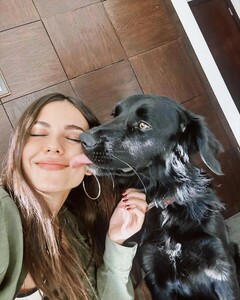 [2024.02.01] victoriajustice_424472843_914927436841944_7856508785058578295_n.jpg
