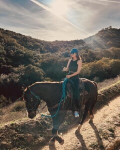 [2024.02.01] victoriajustice_424612585_441229345004101_3926536760965823255_n.jpg