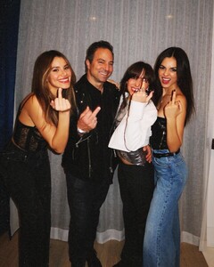 [2024.02.01] victoriajustice_424926475_239246352568871_1398120870568149572_n.jpg