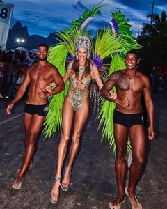 [2024.02.09] alessandraambrosio_426701508_18416204707000670_4716855418533169369_n.jpg