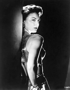 32628_ava_gardner_the_celebrity_city_8174_122_397lo.thumb.jpg.21aef0326f91158861d676c8434f3fd7.jpg