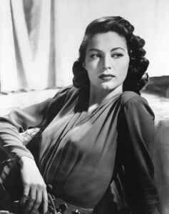 35744_ava_gardner_the_celebrity_city_91015_122_390lo.thumb.JPG.4044810e9518fe954e65515d48831d06.JPG