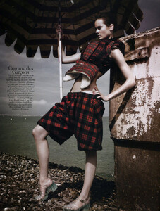 40_201008voguefrphdavidsims041monikajagaciak.thumb.jpg.6b97d43a13c546e9c060fe0baf8832c4.jpg