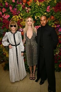 447251997_cara-delevingne-lewis-hamilton-2013757471.jpg