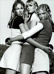 545654280_ARCHIVIO-VogueItalia(May2003)-Suggestions-004.jpg.9cb460018e22381b2131512ac6dff21b.jpg