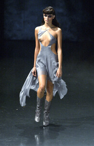 AlexanderMcQueen2002WomenRTW1.thumb.jpg.655f0c2bfb873d688276c51f41ff5eda.jpg