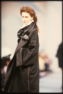 Aly_Dunne_Chanel_FW1989_04.jpg