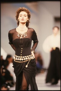 Aly_Dunne_Chanel_FW1989_07.jpg