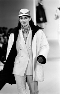 Angie_Harmon_Escada_FW1994_02.jpg