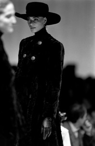 Ann_Fiona_Scollay_Fendi_FW1988_06.jpg