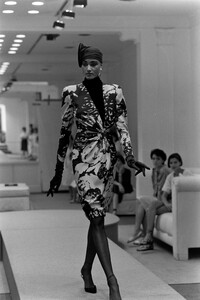 Ann_Fiona_Scollay_Valentino_HC_FW1985_01.jpg