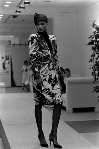 Ann_Fiona_Scollay_Valentino_HC_FW1985_02.jpg