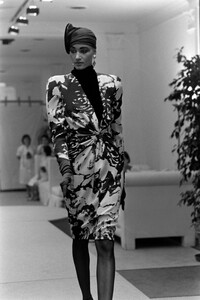 Ann_Fiona_Scollay_Valentino_HC_FW1985_04.jpg