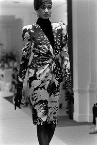 Ann_Fiona_Scollay_Valentino_HC_FW1985_06.jpg