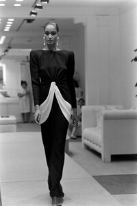 Ann_Fiona_Scollay_Valentino_HC_FW1985_18.jpg