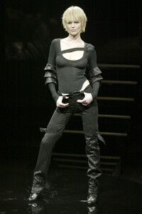 AntonioBerardi2003WomenFW9.thumb.jpg.727f6ebacbfad5352b815ff0d9dd904a.jpg