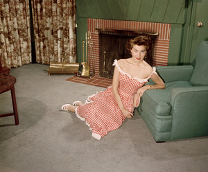 Ava35a.thumb.jpg.6bf70c032a6a4a160f90b3de3e4b5212.jpg
