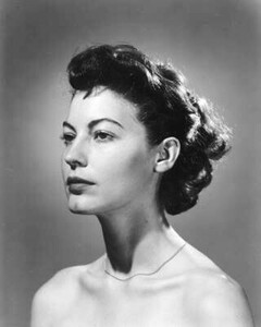 Avabeauty.thumb.jpg.fe573d6c65a690956b2c7d963af0c3c5.jpg