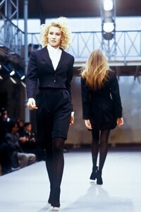 AzzedineAlaia1989WomenRTW170.thumb.jpg.4c1831a75ef66748fd8a9f27175bdae0.jpg