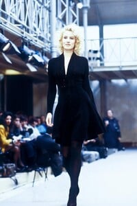 AzzedineAlaia1989WomenRTW40.thumb.jpg.0ea4d89c5e7082fb3c4b19f5bcab705b.jpg