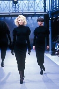 AzzedineAlaia1989WomenRTW52.thumb.jpg.7f2d45b7fab3b0155497da49e33d9e07.jpg