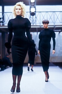 AzzedineAlaia1989WomenRTW53.thumb.jpg.badba283caf5058740ca778267090369.jpg