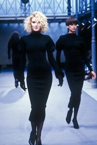 AzzedineAlaia1989WomenRTW84.thumb.jpg.f3e8a4a90876a87054aa39ffbaf02ec9.jpg