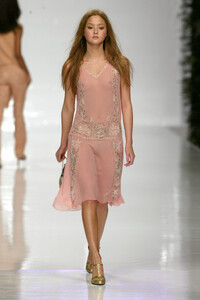 Blumarine2002WomenFW11.thumb.jpg.ed7ada738d37580ffac142316df97bca.jpg