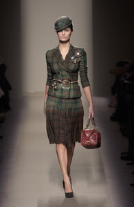BottegaVeneta2006WomenFW41.thumb.jpg.665ab1662a24a0ce39495fe2f403d6bb.jpg