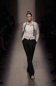 BottegaVeneta2006WomenRTW103.thumb.jpg.9838ea6a452044011a3cc9f32c2c12b3.jpg