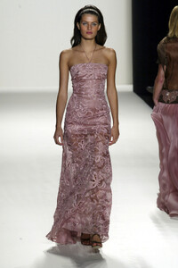 CarolinaHerrera2003WomenRTW100.thumb.jpg.0652840219a26f7d1cf6314d716dc4bd.jpg