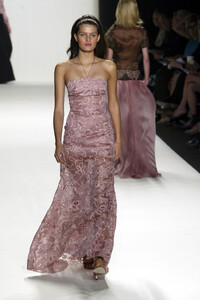 CarolinaHerrera2003WomenRTW101.thumb.jpg.aa537619dc808863583845f2d19ea3b0.jpg