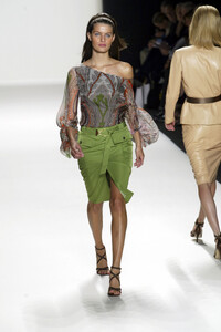 CarolinaHerrera2003WomenRTW17.thumb.jpg.9d6a2efee384fbb2b8eeb3ba0b0a5e0e.jpg